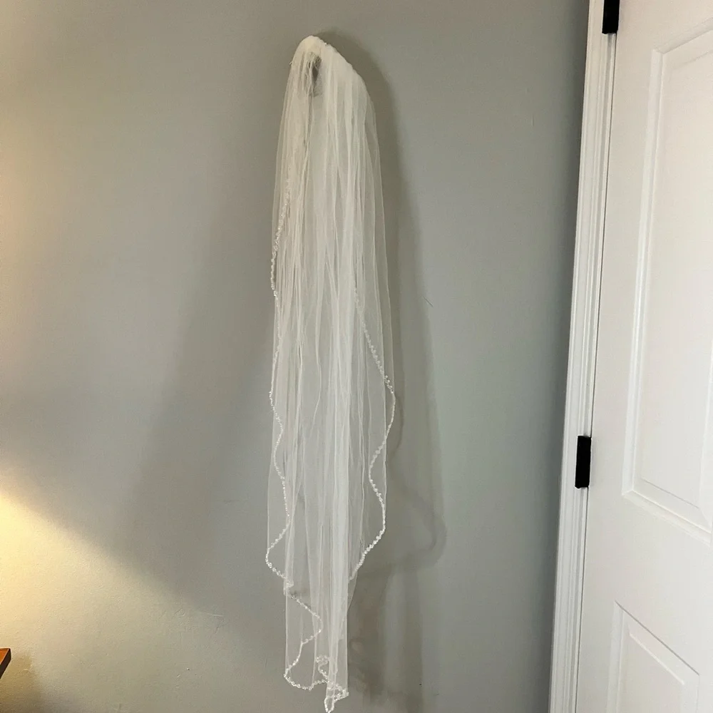 Bride & Groom white signs, drink holder, 8 sign/photo holders and a fun veil
